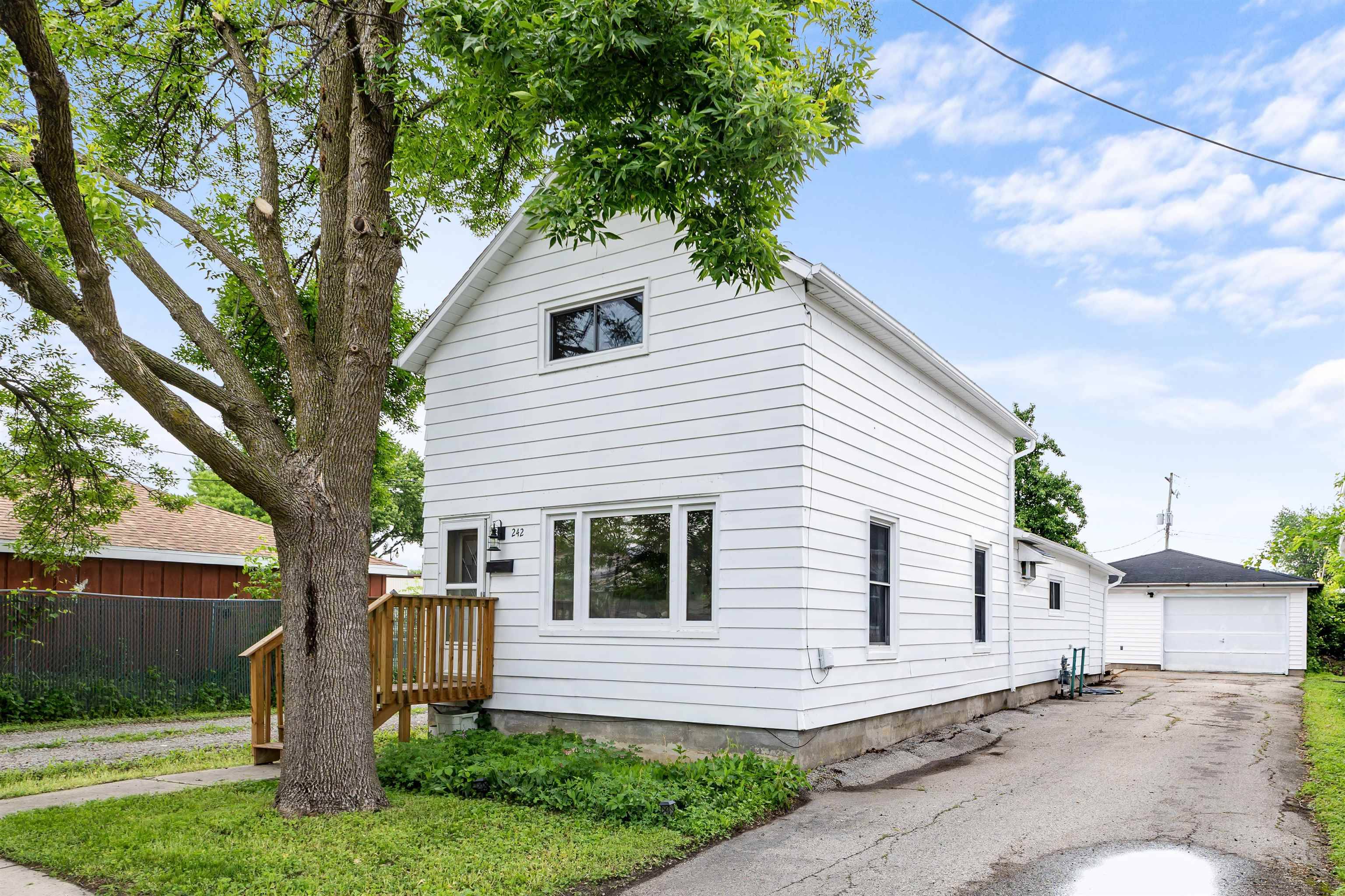 242 MICHIGAN AVE, Oconto, WI 54153