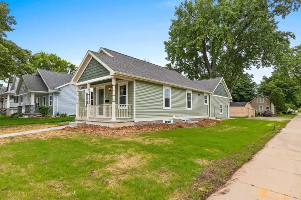 Green Bay, WI 54303,929 N BROADWAY ST