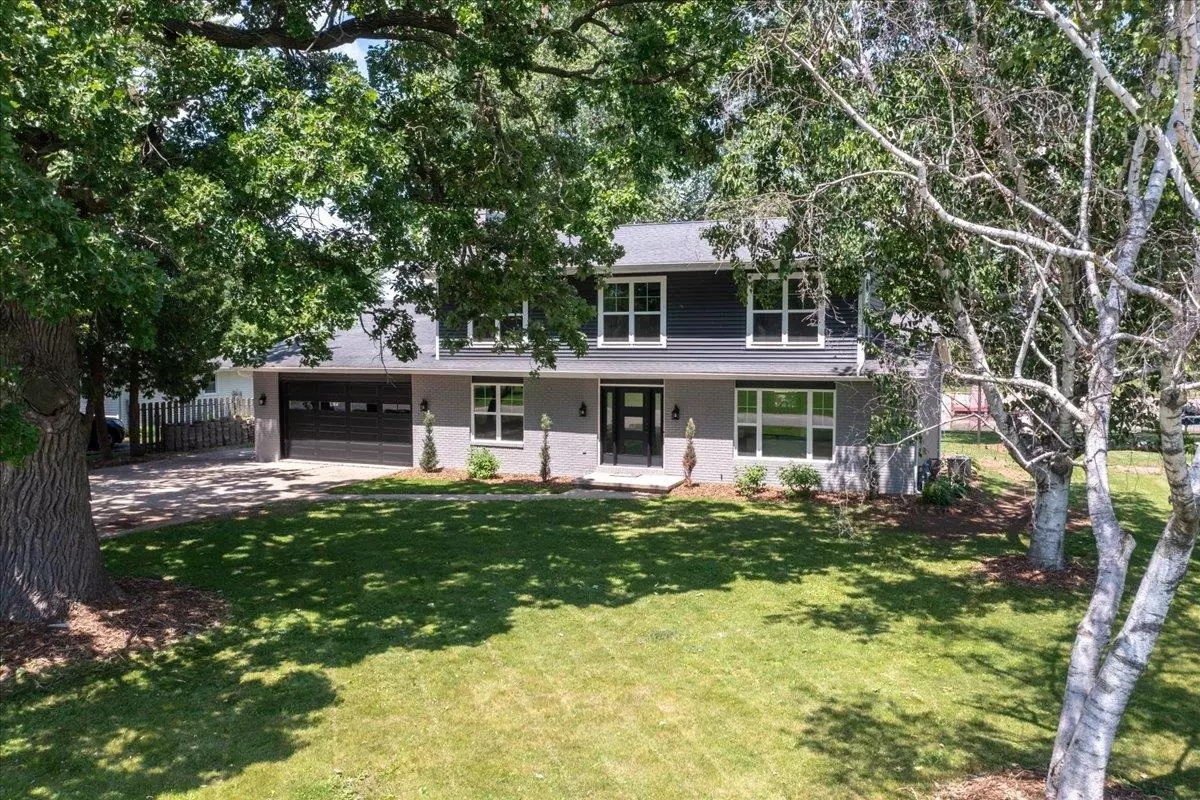 Butte Des Morts, WI 54927,5927 OAK LANE DR