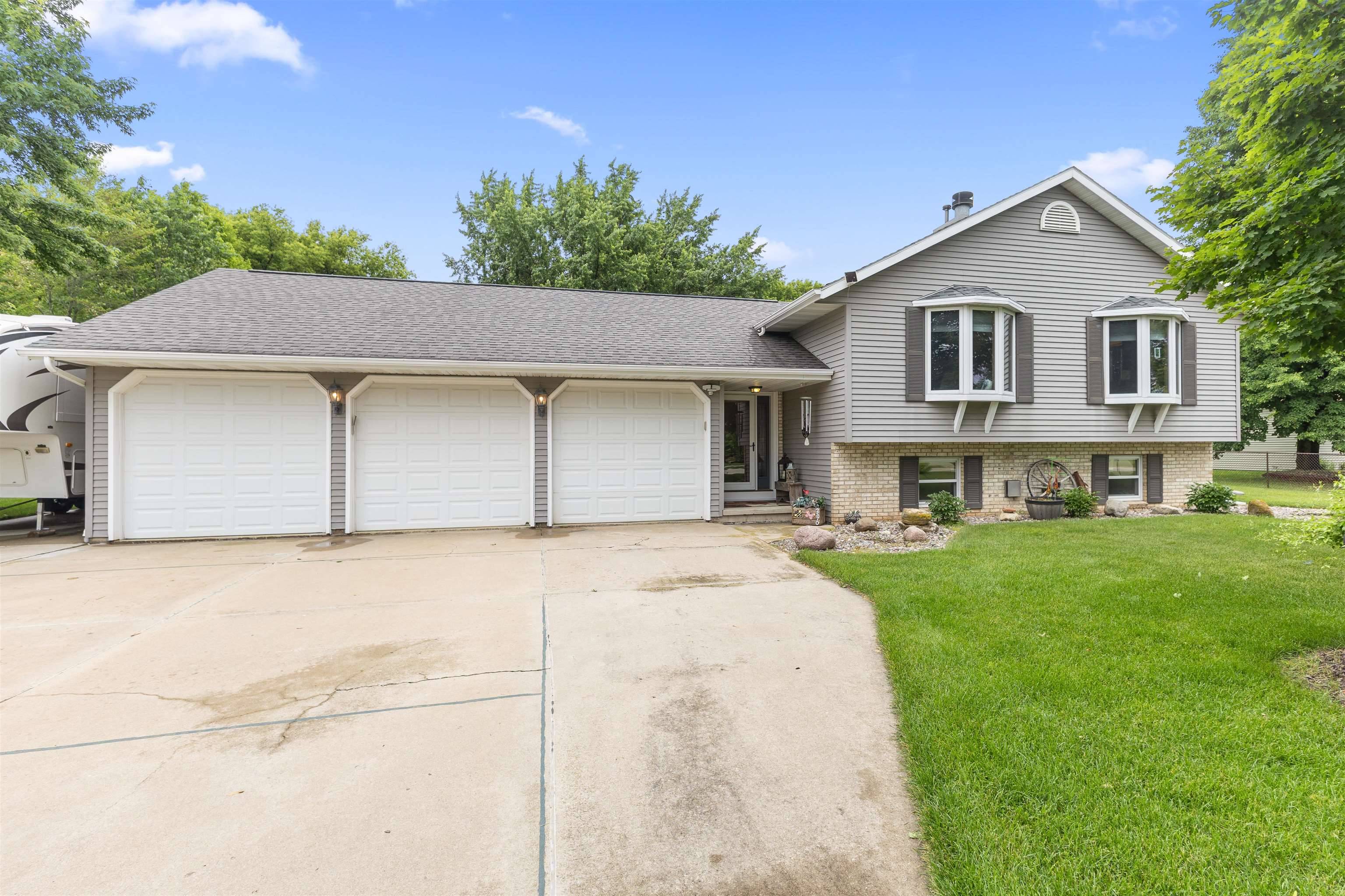 2570 COUNTRY MEADOW CT, Green Bay, WI 54313