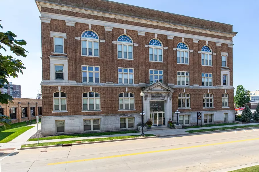 105 WASHINGTON AVE #002, Oshkosh, WI 54901