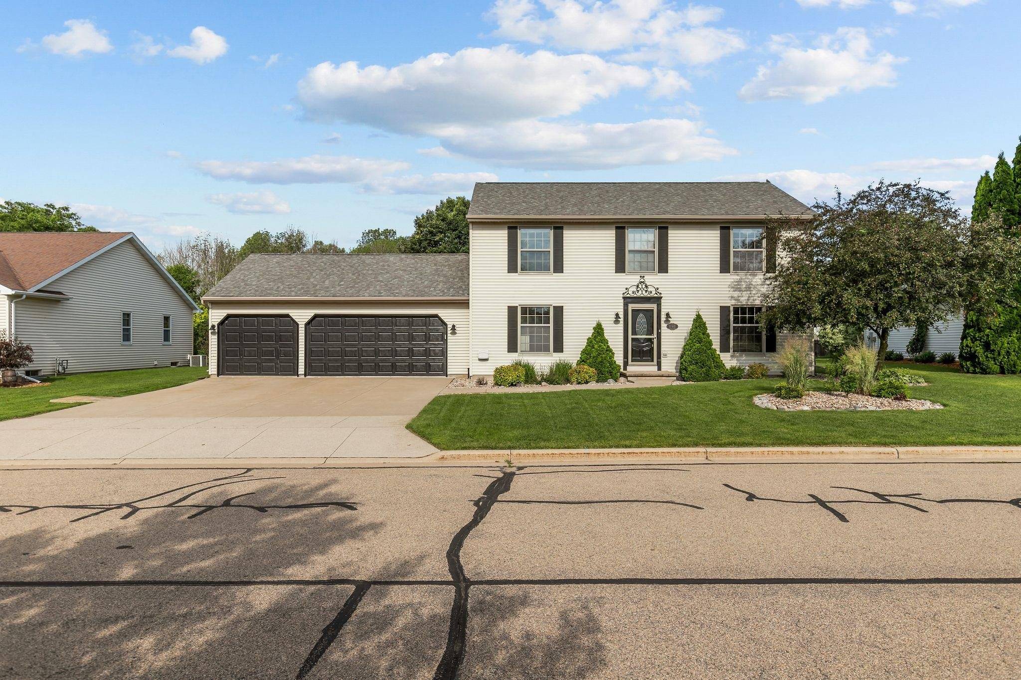 1198 FIELDVIEW DR, Menasha, WI 54952