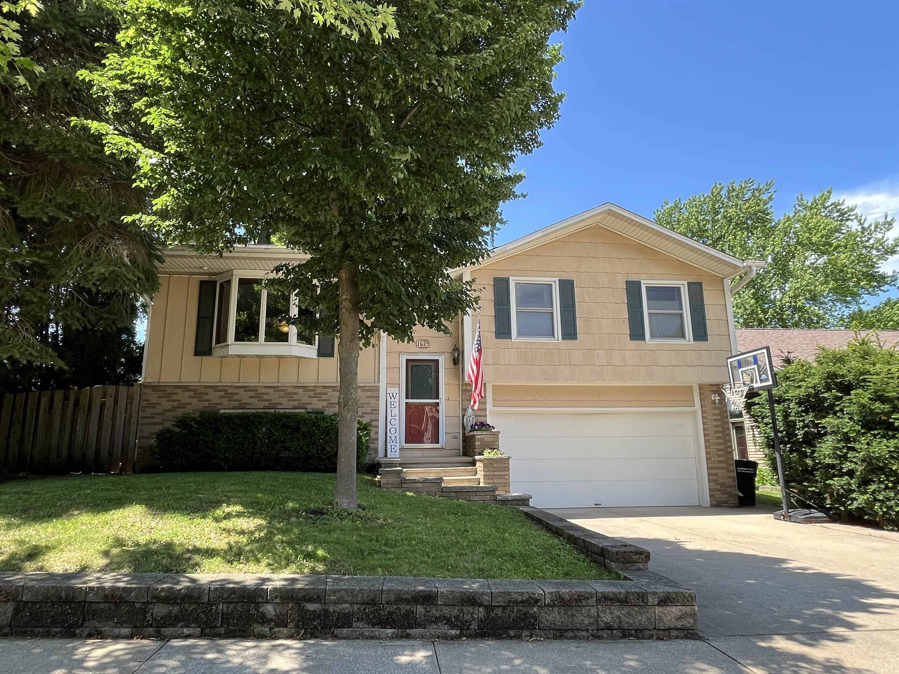 1679 THORNTON DR, Oshkosh, WI 54904-8294