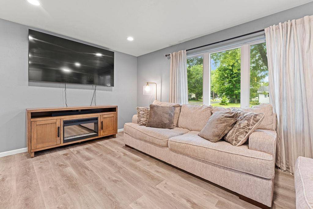 Menasha, WI 54952,1001 FIELDCREST DR
