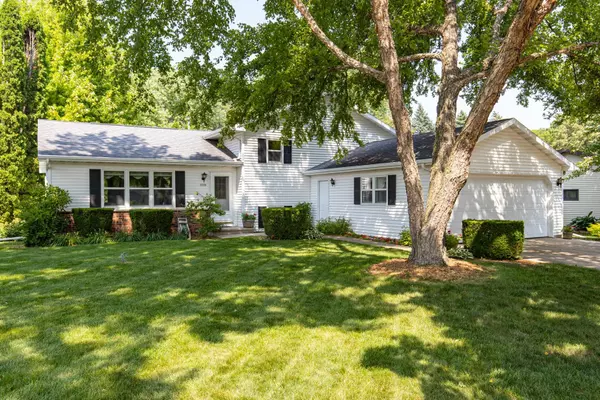 1770 CHATHAM DR, Oshkosh, WI 54904-8308