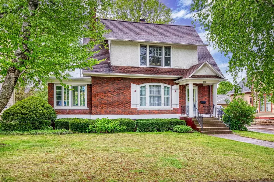 210 W PINE ST, New London, WI 54961