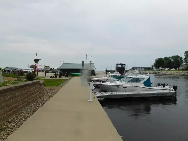 Algoma, WI 54201-1168,20 SHANTY RD #104