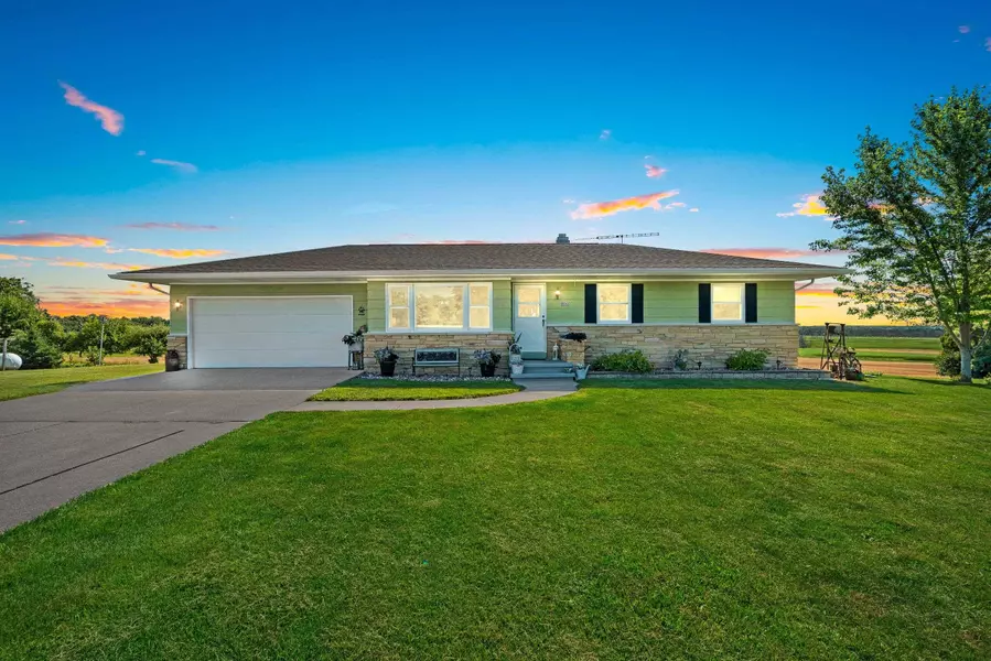 8191 EDGEWATER RDG, Omro, WI 54963