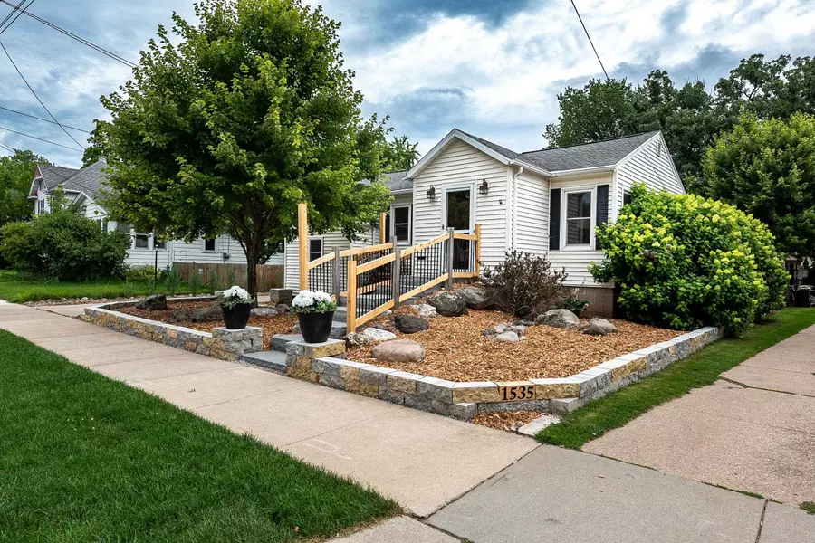1535 W BENT AVE, Oshkosh, WI 54901-2730