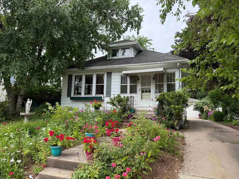 1947 OREGON ST, Oshkosh, WI 54902