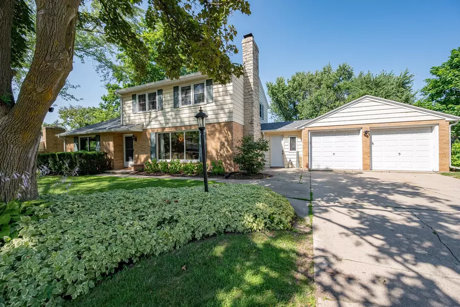 140 W BRIAR LN, Green Bay, WI 54301-1314
