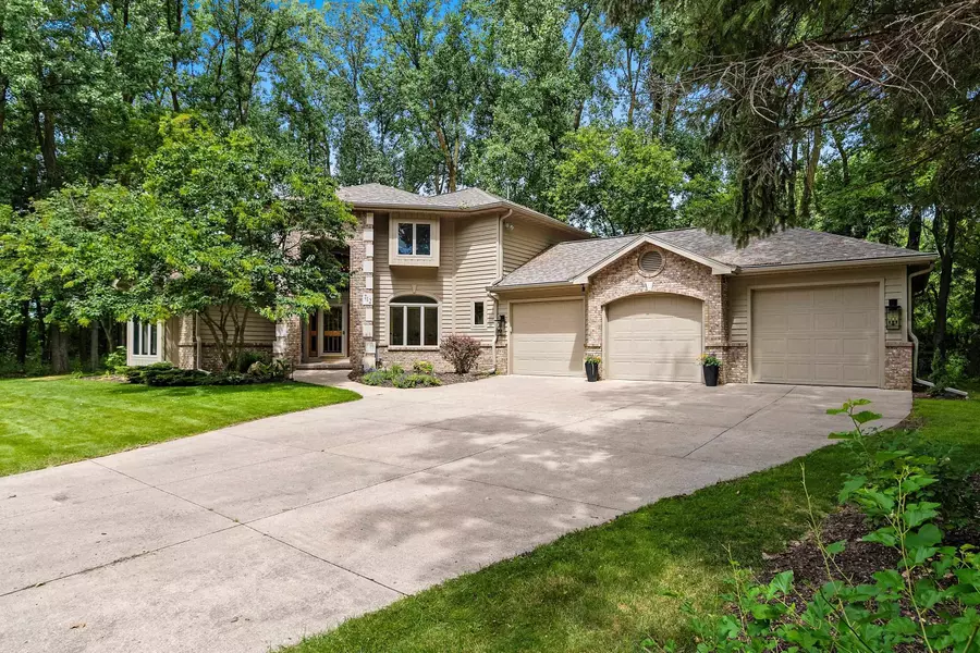 712 WILDERNESS CT, Neenah, WI 54956