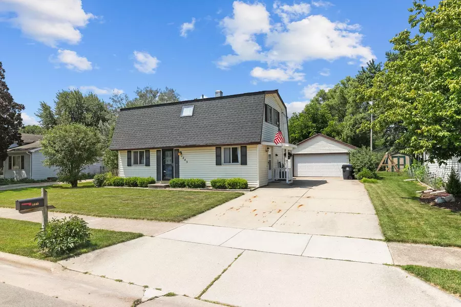 1243 HONEYSUCKLE LN, Neenah, WI 54956