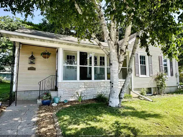 704 BISMARCK AVE, Oshkosh, WI 54902-5803