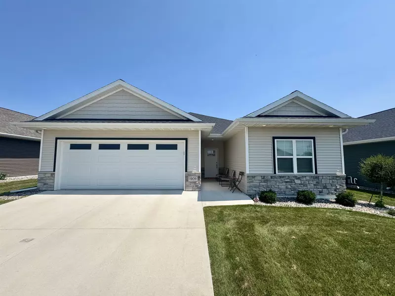 1909 CREEKWOOD CT, Manitowoc, WI 54220