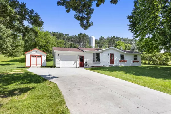 390 BLAINE ST, Iola, WI 54945