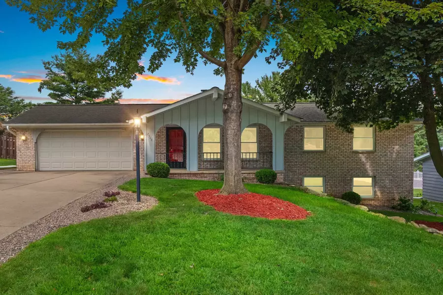 2548 OAKWOOD DR, Green Bay, WI 54304-1615