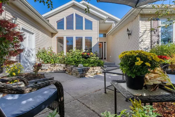 3718 WESTWOOD LN, Manitowoc, WI 54220-1672