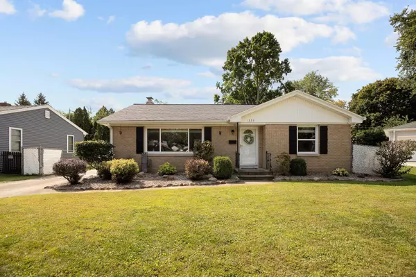 1220 LOCH DR, Green Bay, WI 54303