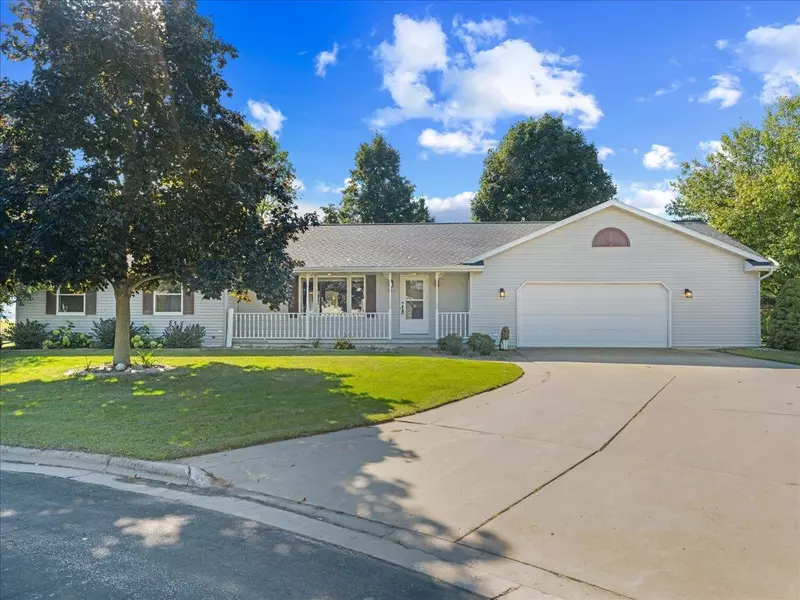 811 WOODLAWN CT, Luxemburg, WI 54217-1374