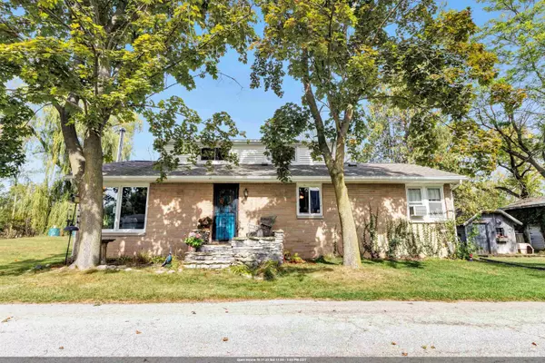 4132 BAYSIDE RD, Suamico, WI 54173-8546