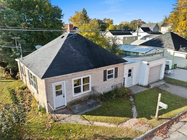 Oconto Falls, WI 54154,202 SHERMAN ST