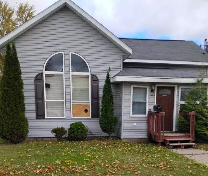 98 10TH ST, Clintonville, WI 54929-1453