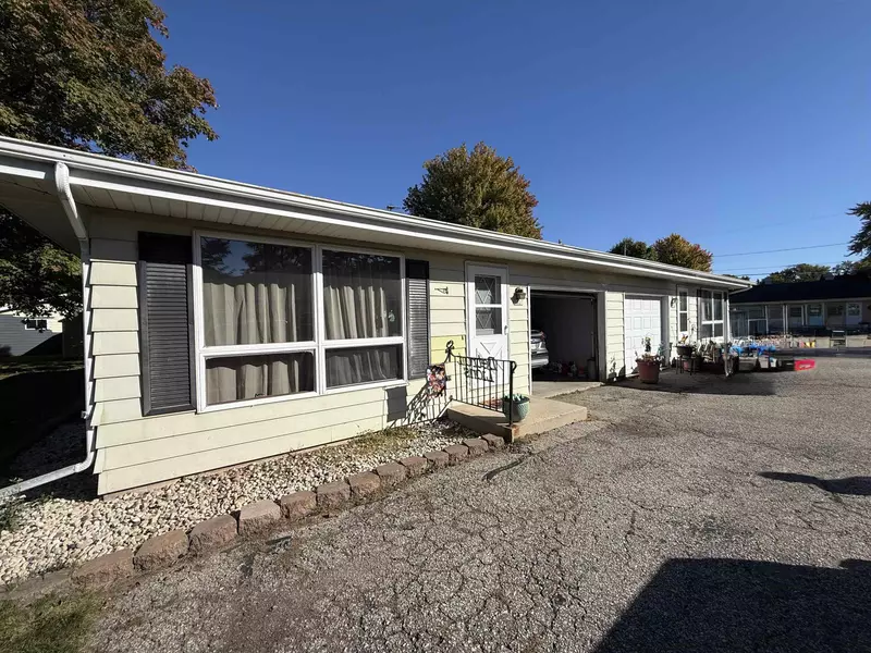 2019 PARKSIDE DR, Oshkosh, WI 54901