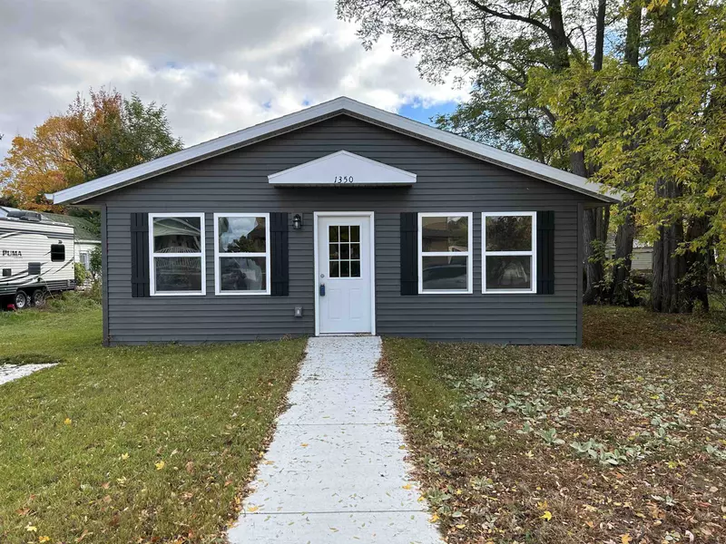 1350 ARMSTRONG ST, Marinette, WI 54143