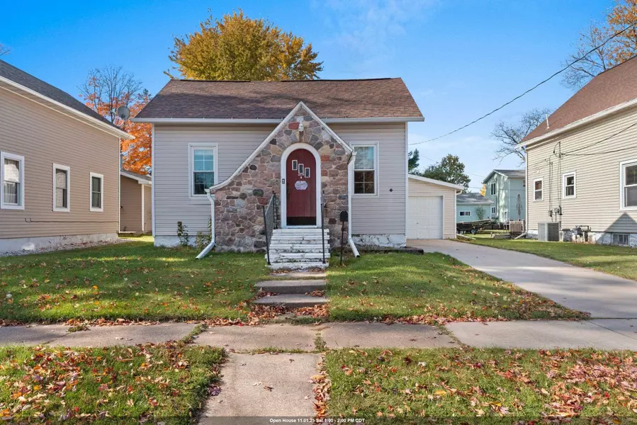 1011 LAWRENCE ST, New London, WI 54961