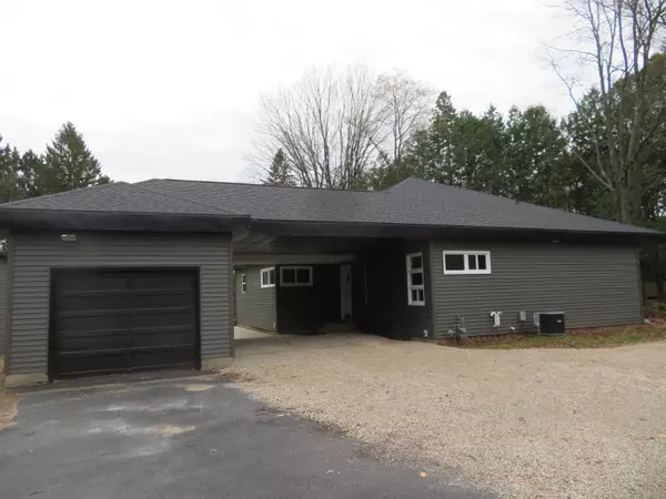 245 SUMMIT ST, Iola, WI 54945