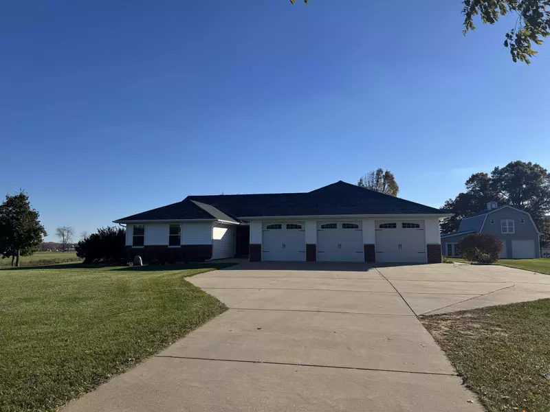 E7555 OSTRANDER RD, New London, WI 54961