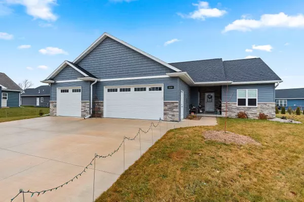 2153 CAROLINE CT, Neenah, WI 54956