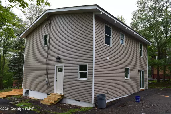 Bushkill, PA 18242,1183 Falls RD