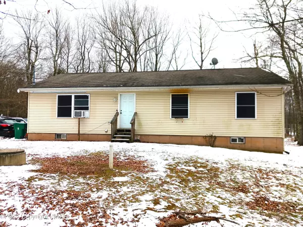 9 Squaw RD, Albrightsville, PA 18210