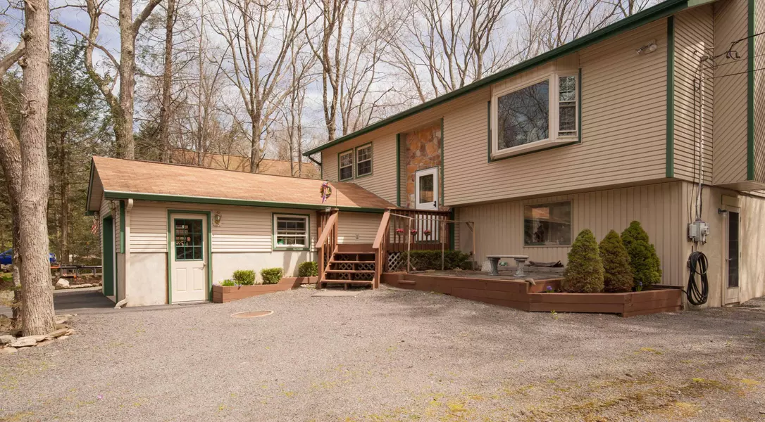 1158 Thunder DR, Pocono Summit, PA 18346