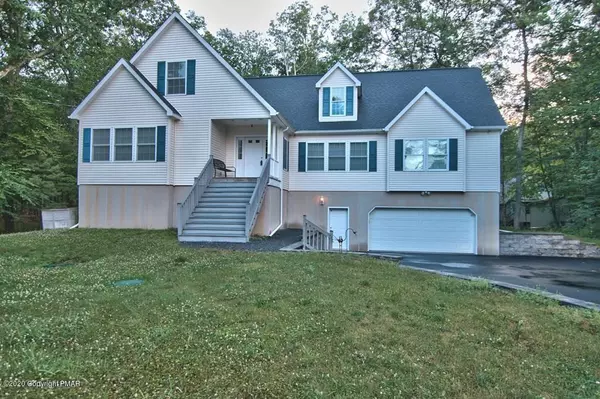 137 Arrowood DR, Dingmans Ferry, PA 18328