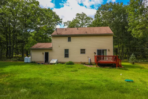 Bushkill, PA 18324,1401 Bear DR