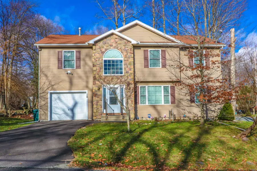 7107 Robinwood DR, Tobyhanna, PA 18466