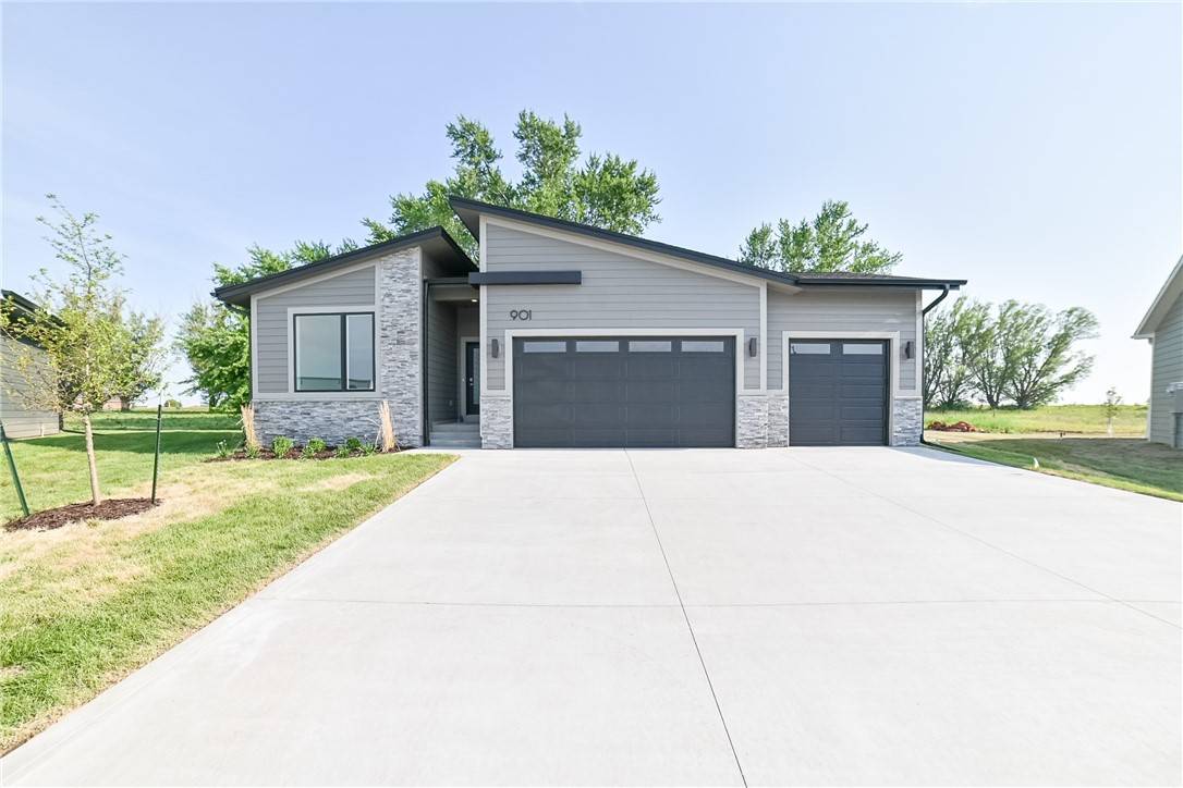901 Hazelnut Court, Norwalk, IA 50211