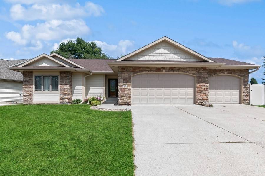 5004 Stream Side Circle, Des Moines, IA 50317