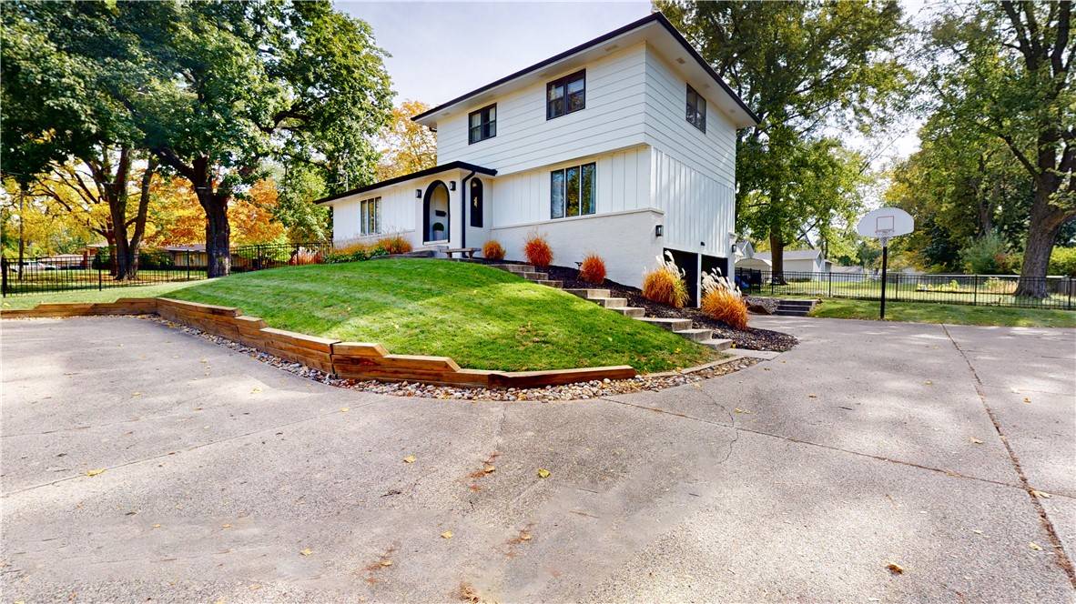 Des Moines, IA 50310,4110 Shawnee Avenue