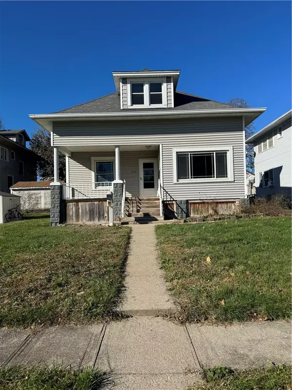 223 S 8th Street, Chariton, IA 50049