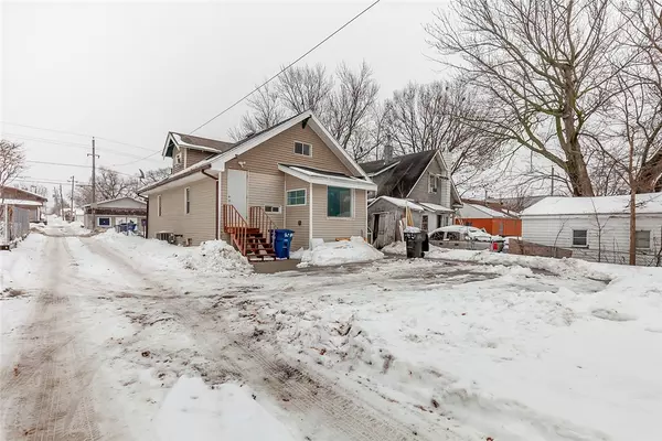 2720 E 9th Street, Des Moines, IA 50316