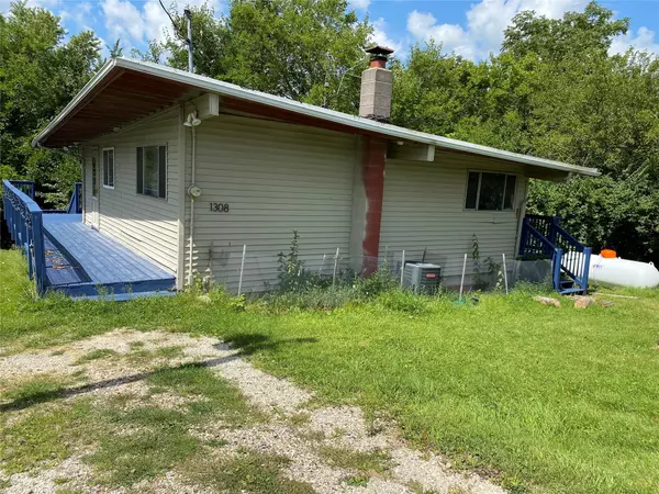 1308 Holiday Lane Drive, Brooklyn, IA 52211