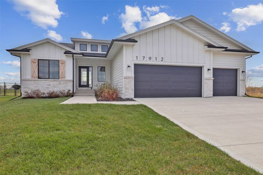 17912 Goodman Drive, Urbandale, IA 50323