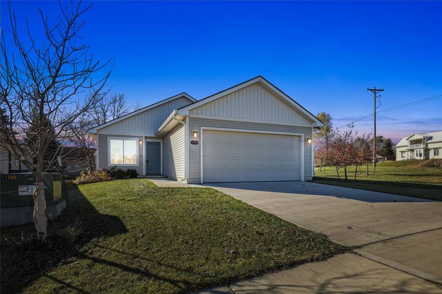 1390 Blazing Star Drive, Carlisle, IA 50047