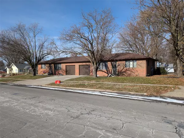 614/616 S 8th Avenue W, Newton, IA 50208