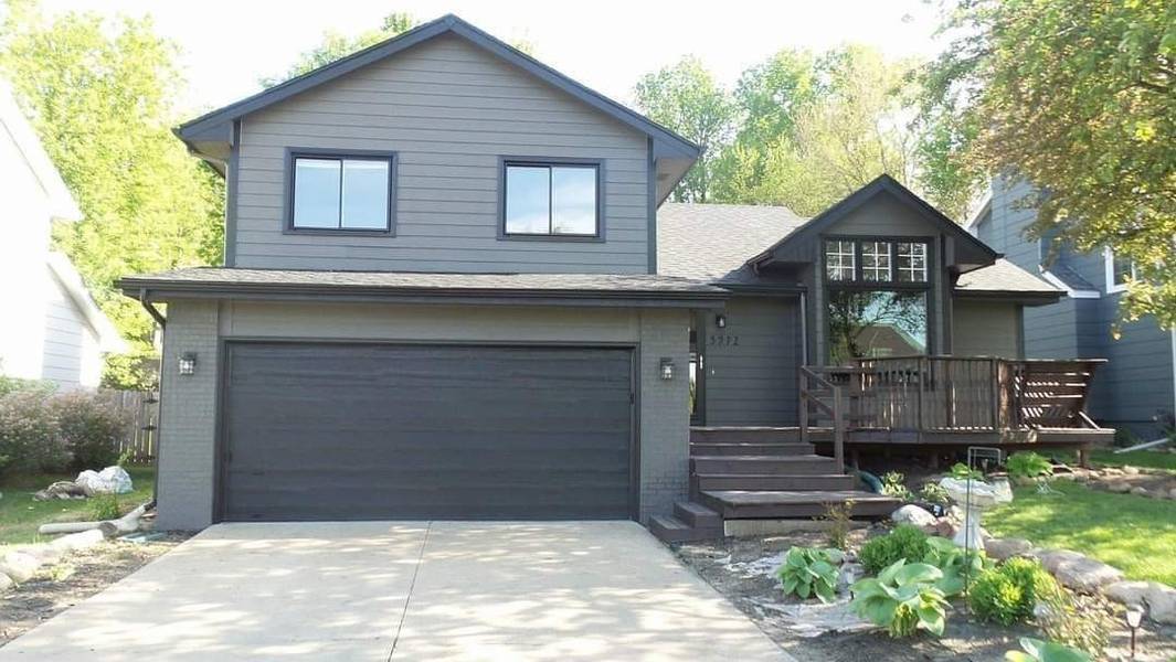 5972 Applewood Drive, West Des Moines, IA 50266