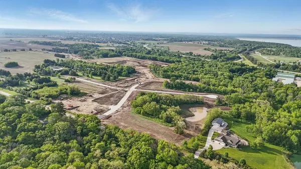 Des Moines, IA 50226,15 E Red Cedar Drive